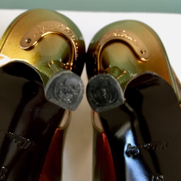 LOUIS VUITTON RUNWAY GOLD/COPPER/GREEN IRIDESCENT PATENT MID-HEEL SANDAL - Picture 13 of 16